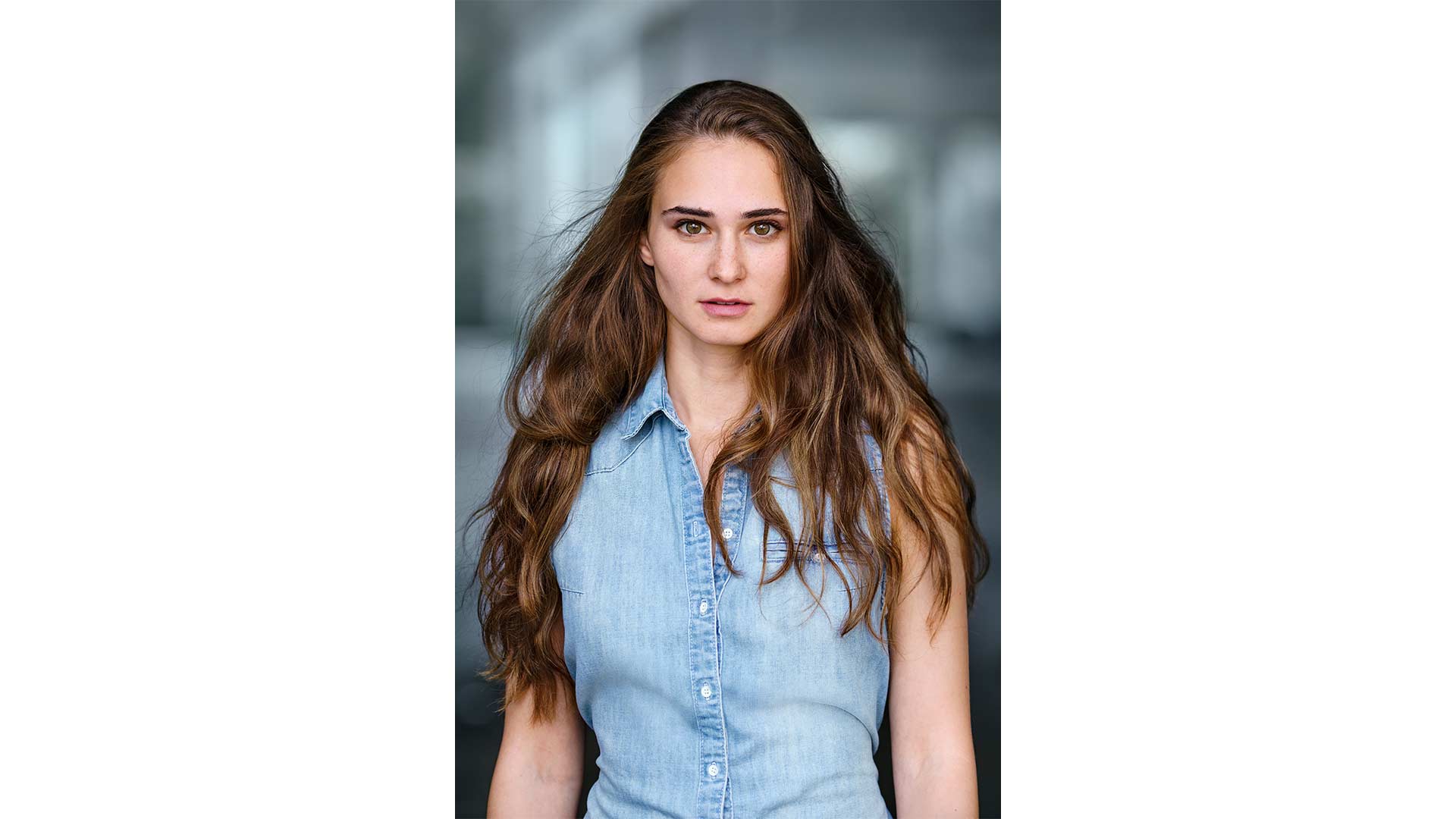 Halbtotale_von_Nataliawitmer_mit_verschwommenen_Hintergrund