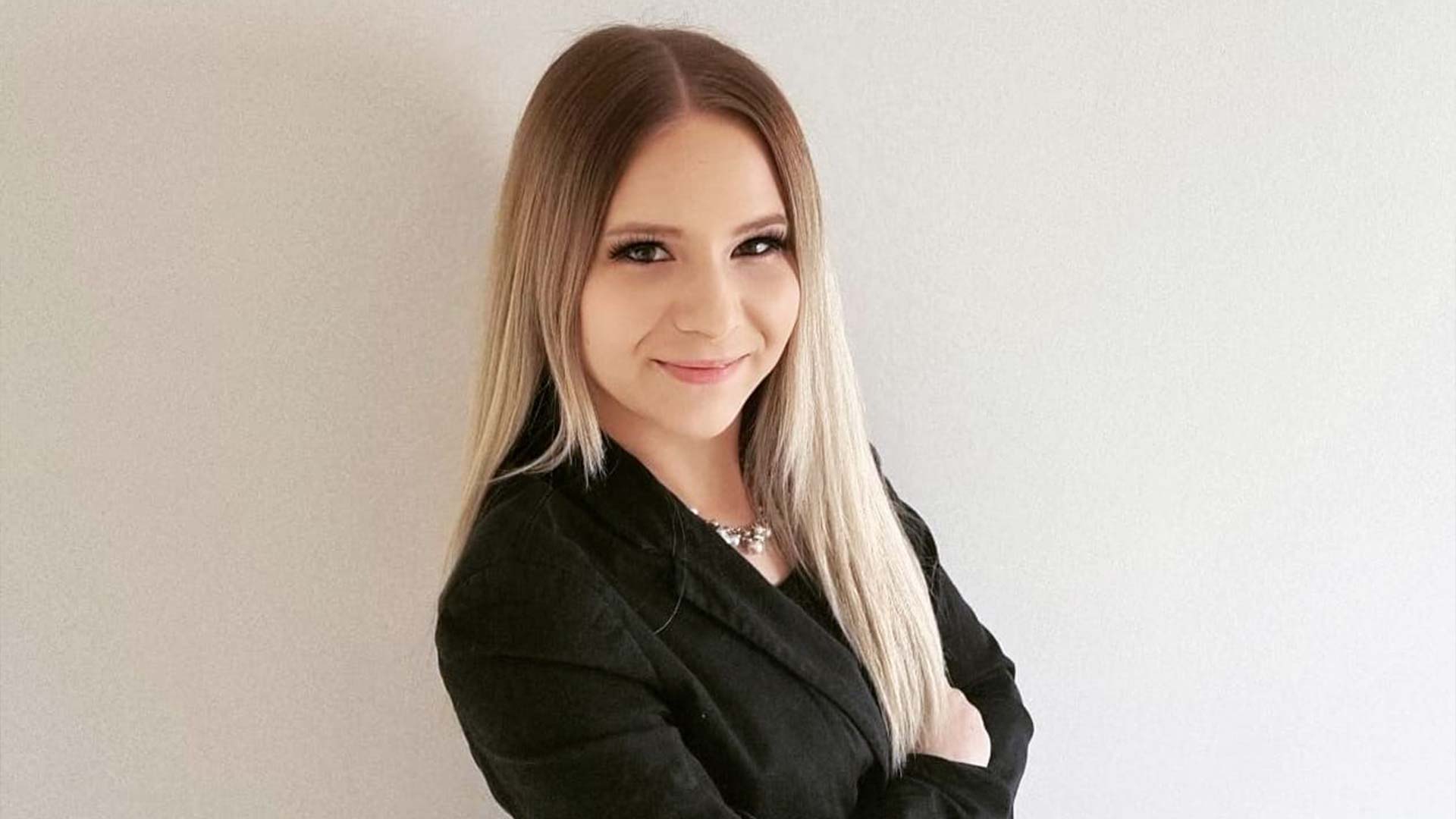 Coverbild butterflyeffect91_in_schwarzen_Oberteil_schaut_in_Kamera