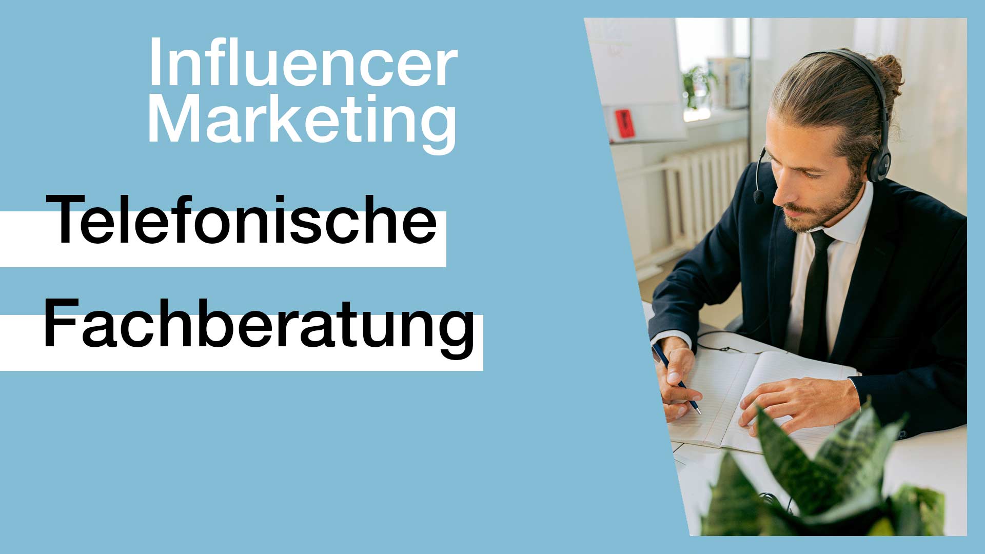 coverbild influencer_marketing_telefonische_fachberatung_blauerhintergrund_mann_mit_headset_rechts