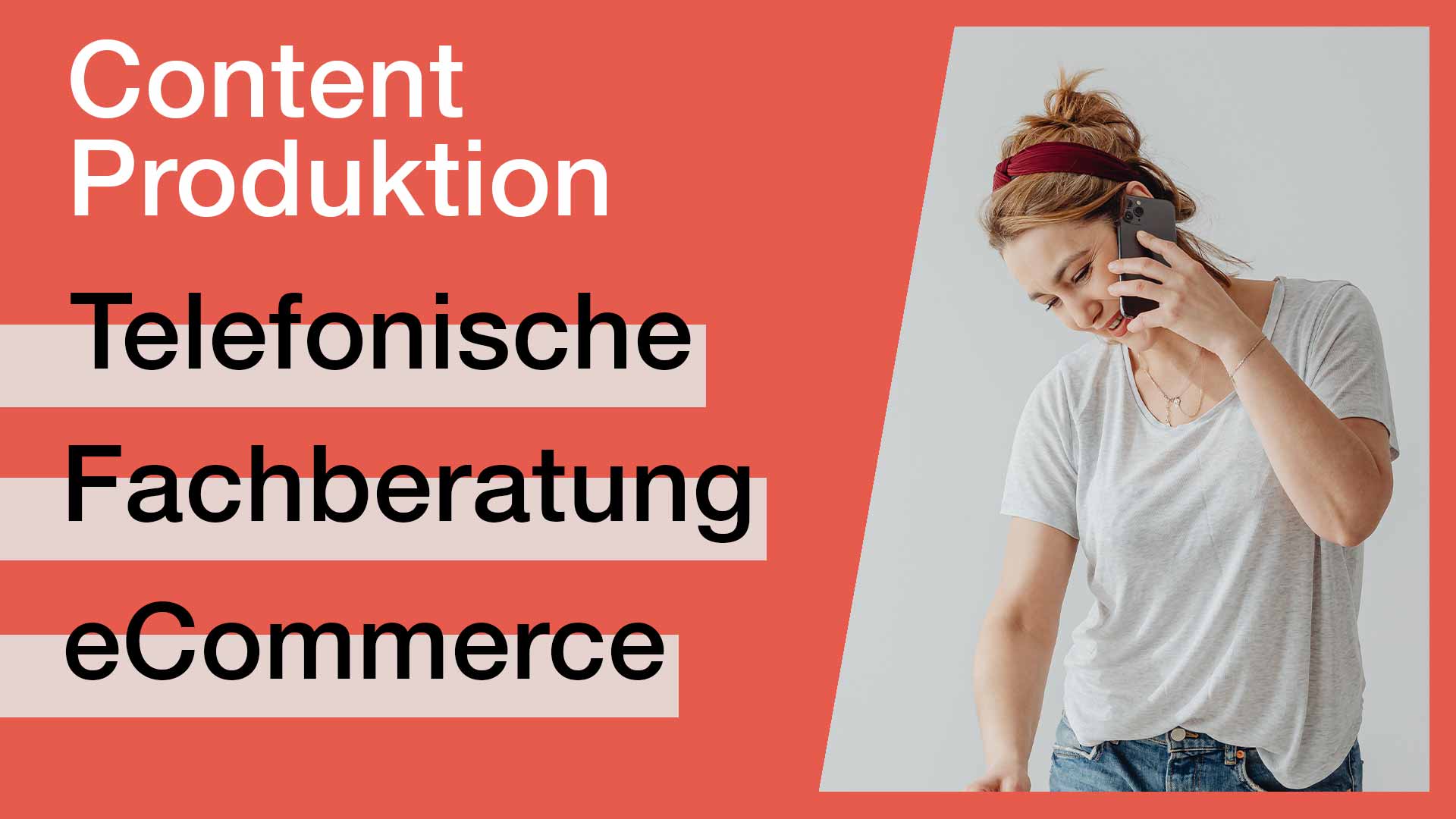 content_production_telefonische_Fachberatung_ecommerce_roter_Hintergrund_Frau_rechts
