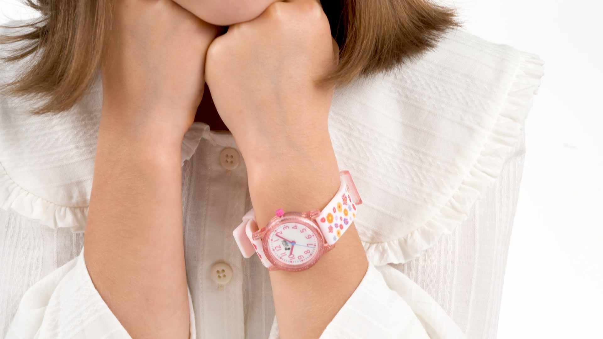 kinder_handmodell_mit_uhr_mädchen