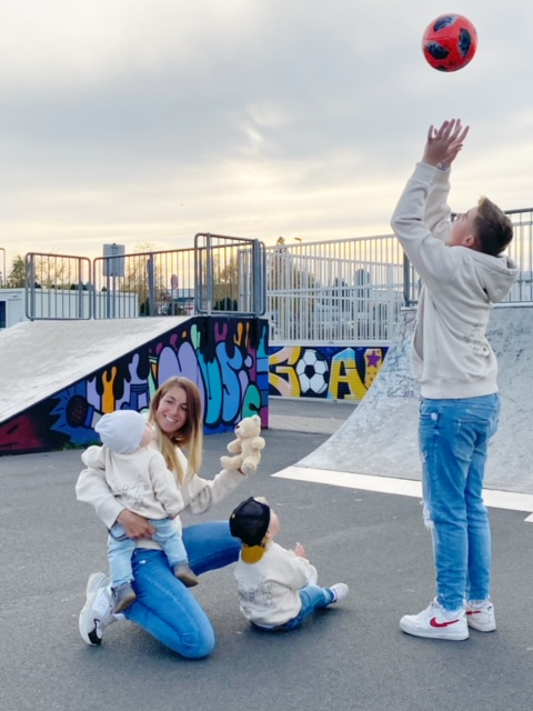 Freund_und_baby_von_happykids_ausflugstipps_in_einem_Skatepark_am_Basketball_spielen
