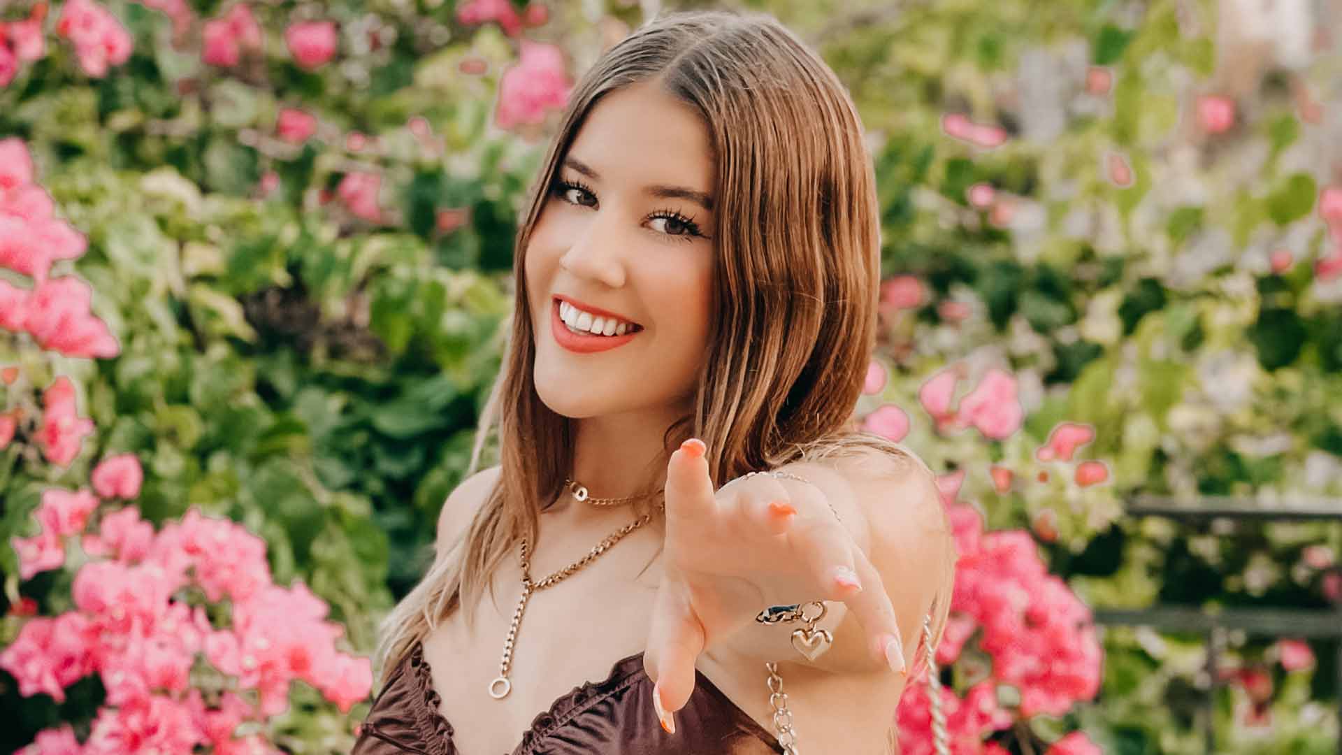 Coverbild becca_kathyy_streckt-Hand_zum_Betrachter