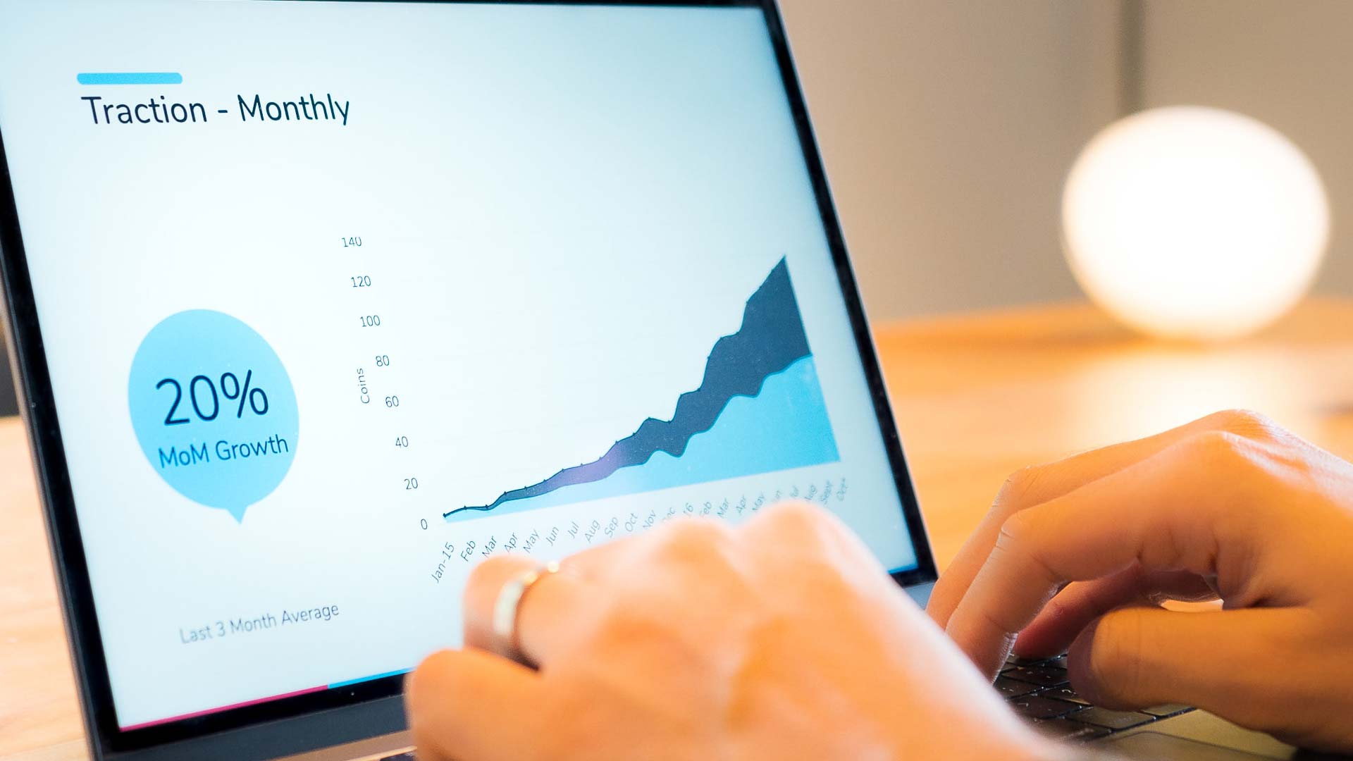 coverbild hände_an_laptop_graphen_auf_laptop