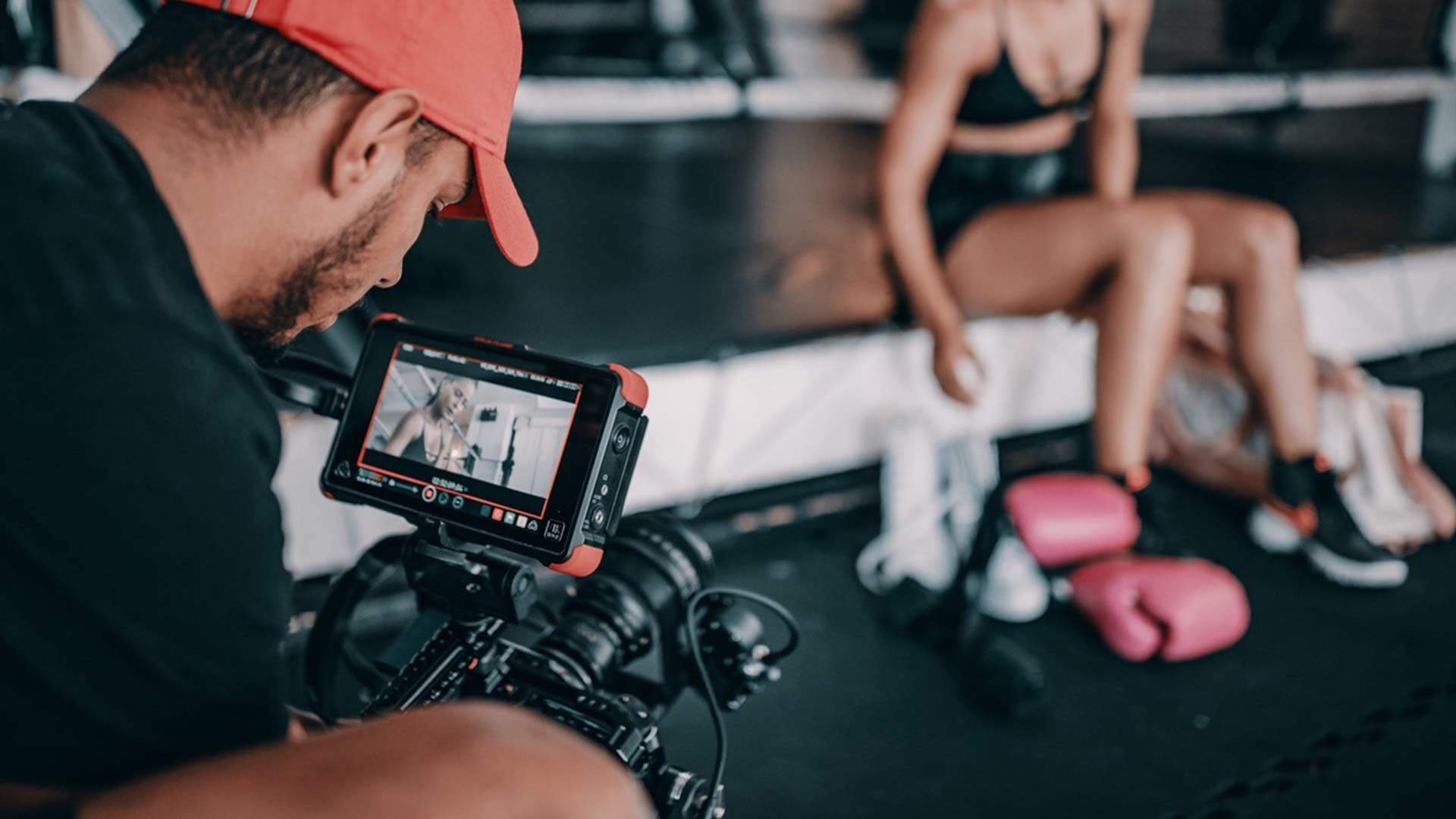 coverbild mann_filmt_frau_im_fitnesstudio