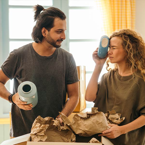 coverbild mann_und_frau_packen_vasen_aus