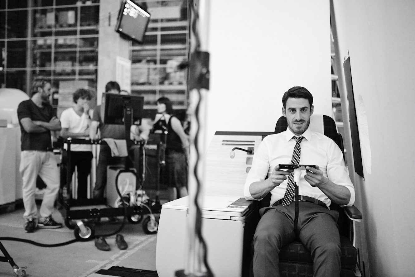 sony_mann_im_"Flugzeug"_schwarz_weiß