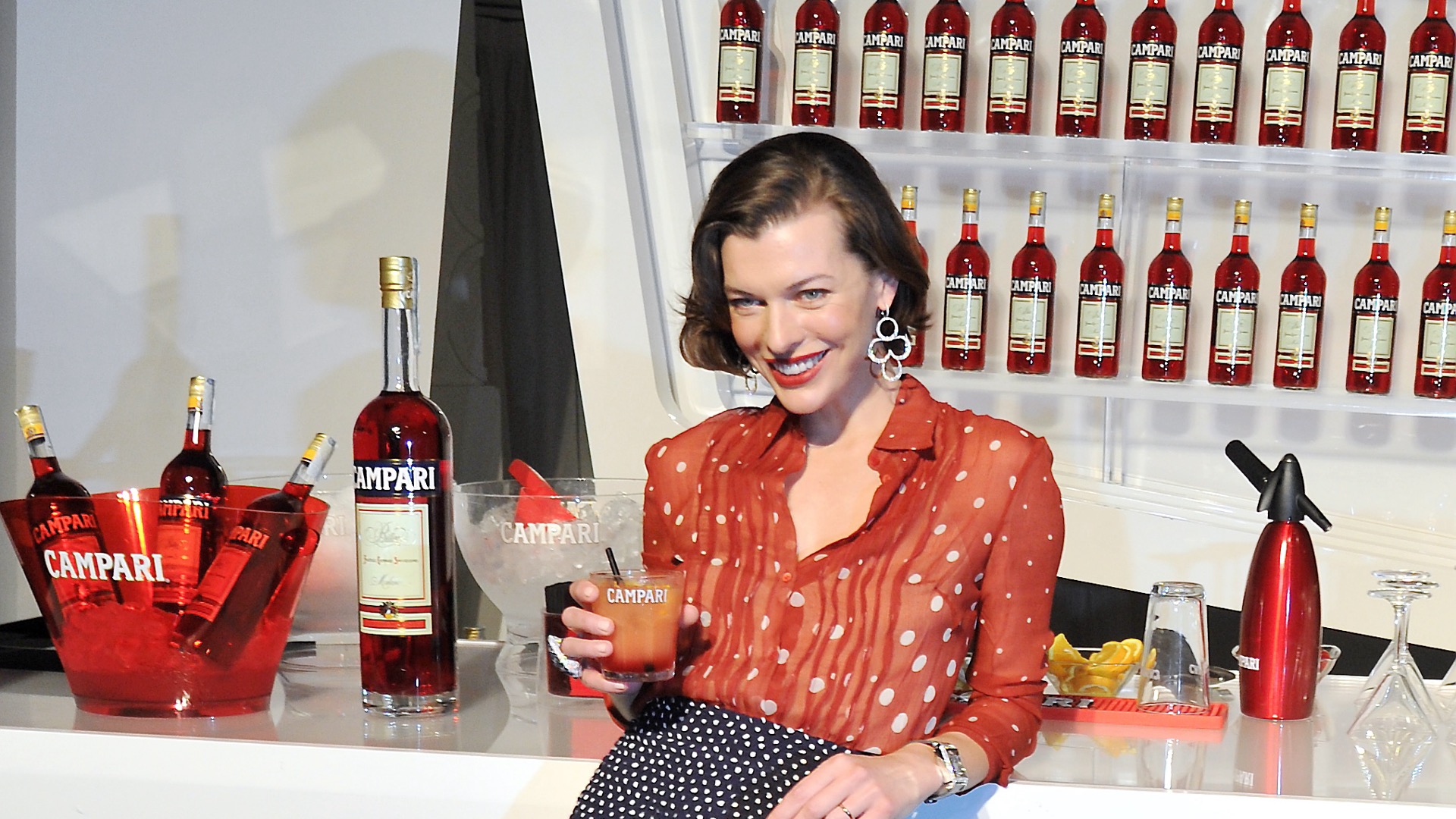 TV-PR für den Campari Kalender mit Milla Jovovich  TV-PR für den Campari Kalender mit Milla Jovovich