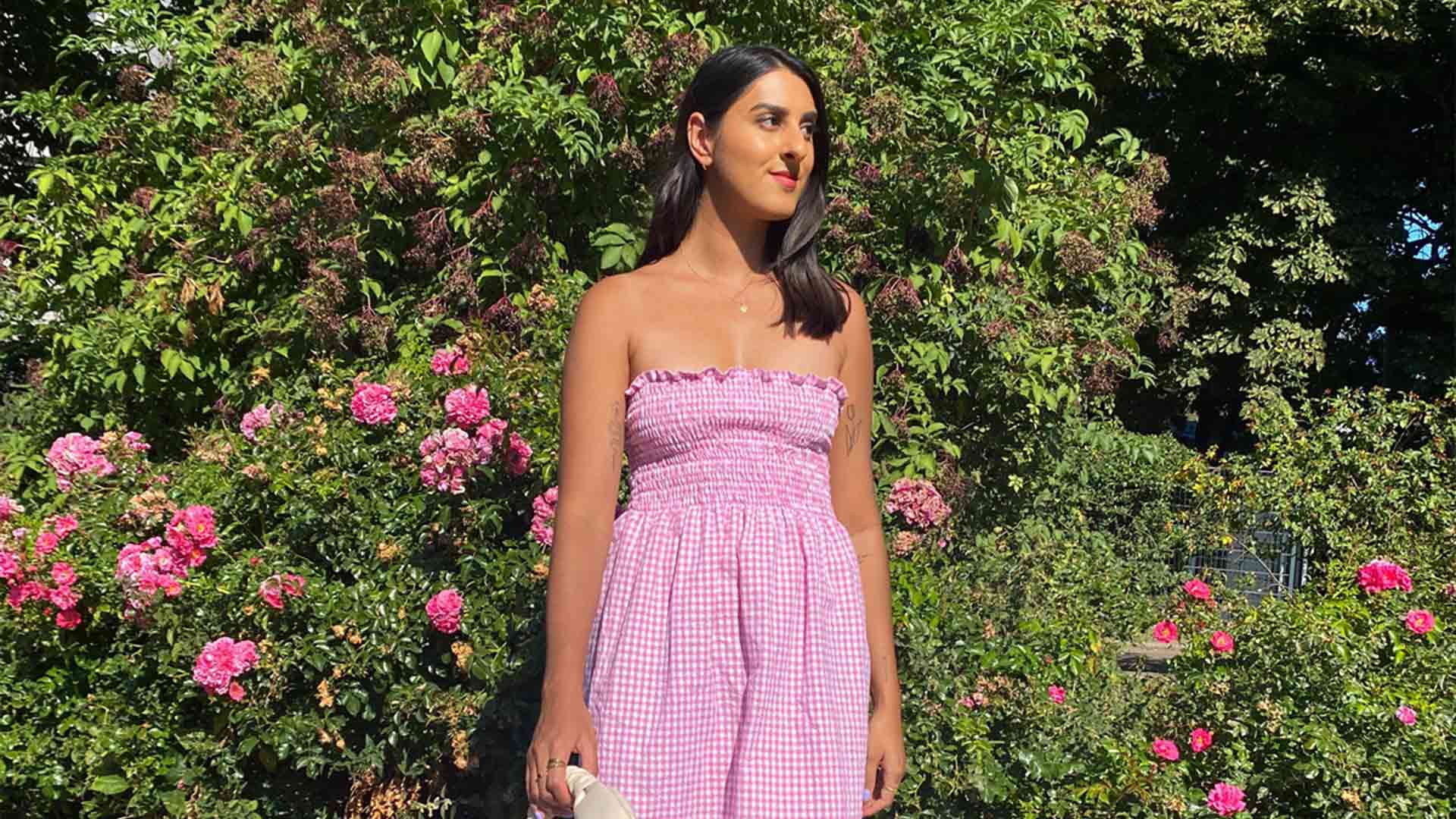 Tammyhandmade_steht_vor_Rosenbeet_im_pinken_Kleid