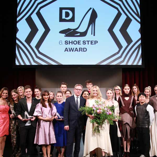 coverbild Menschenmenge_unter_plakat_deichmann_shoe_step_award
